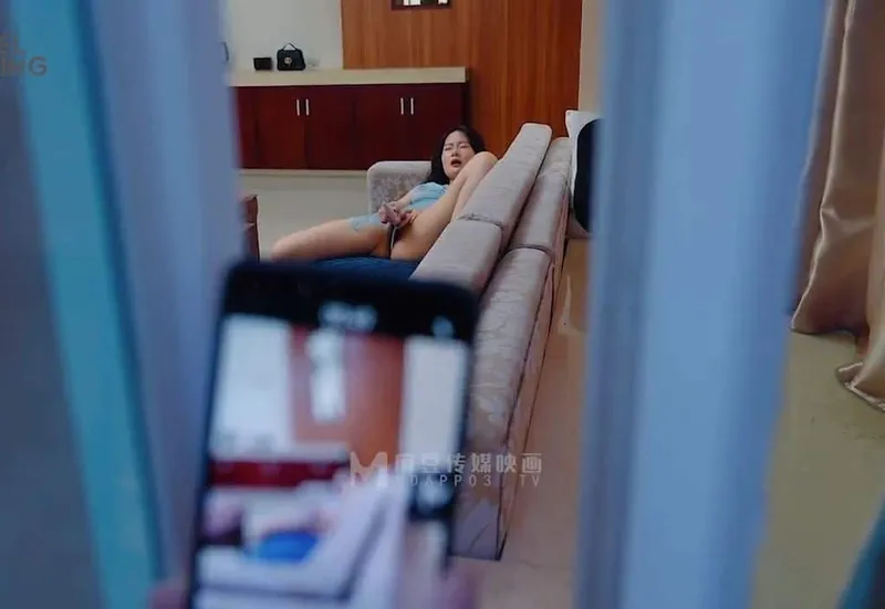 đột nhập địt em nhà bên đang thủ dâm